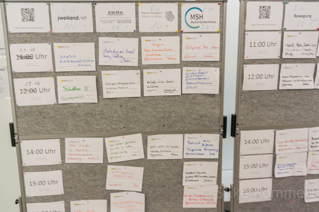 Barcamp, interaktives Veranstaltungsformat: Eine Themenwand ermöglicht Übersicht